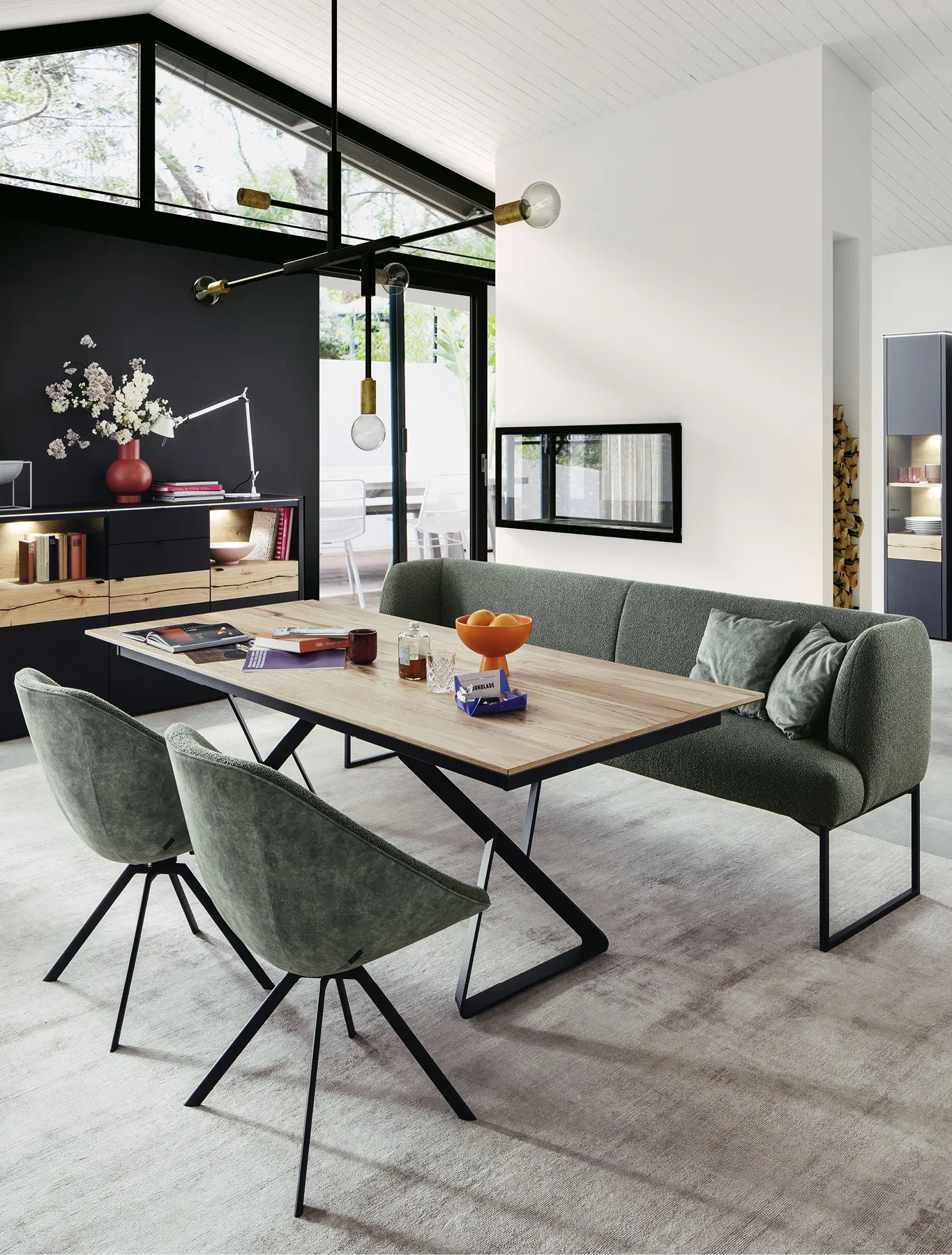 Esszimmer mit Stühlen und Sitzbank